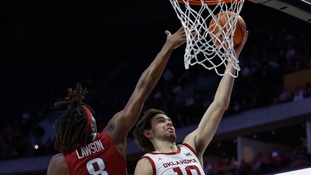 Razorbacks' Chandler Lawson defending a shot against Oklahoma